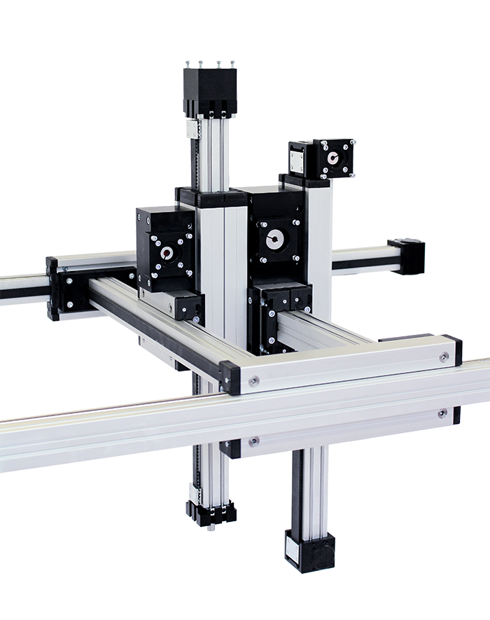 Een gantry systeem is in essentie een robotarm die zich in drie dimensies kan bewegen. De drie assen (X, Y en Z) staan loodrecht op elkaar en maken het mogelijk om een werkstuk of gereedschap naar elke gewenste positie binnen het werkgebied te verplaatsen. Deze systemen worden vaak gebruikt voor taken zoals pick and place, 3D printen, lasersnijden en inspectie.