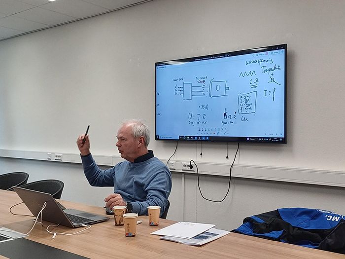 Als leverancier van technische producten én oplossingen helpen wij onze klanten graag om slimmer en efficiënter te werk te gaan. 
Hiervoor bieden we een aantal trainingen aan, die onmisbaar zijn voor elke engineer die met automatisering, motion control en robots werkt.