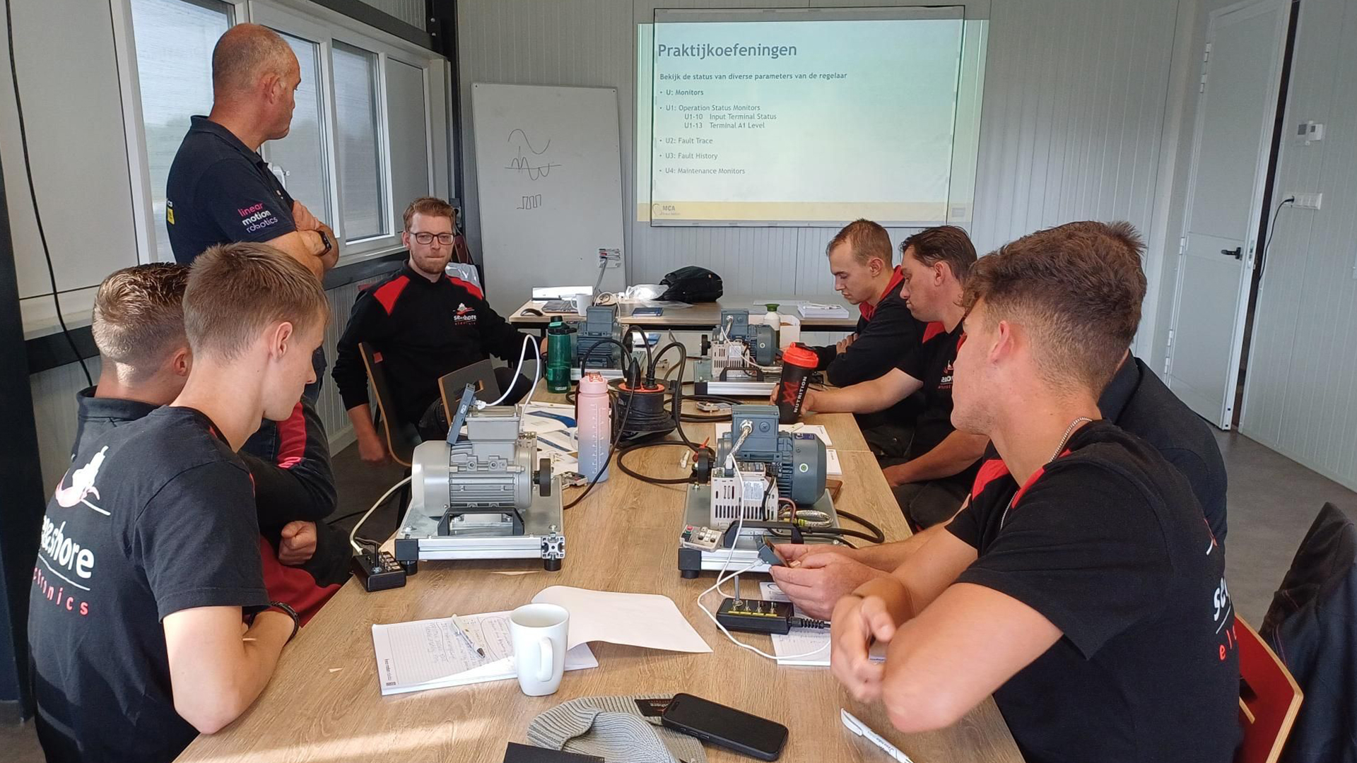 Wilt u zelf de efficiëntie en prestaties van uw machines verbeteren maar heeft u nog niet alle kennis in huis? Volg dan onze praktijkgerichte (basis)training over de frequentieregelaars van Yaskawa. Deze regelaars zorgen voor een optimale en energiezuinige werking en bieden een naadloze aansturing voor diverse motoren.