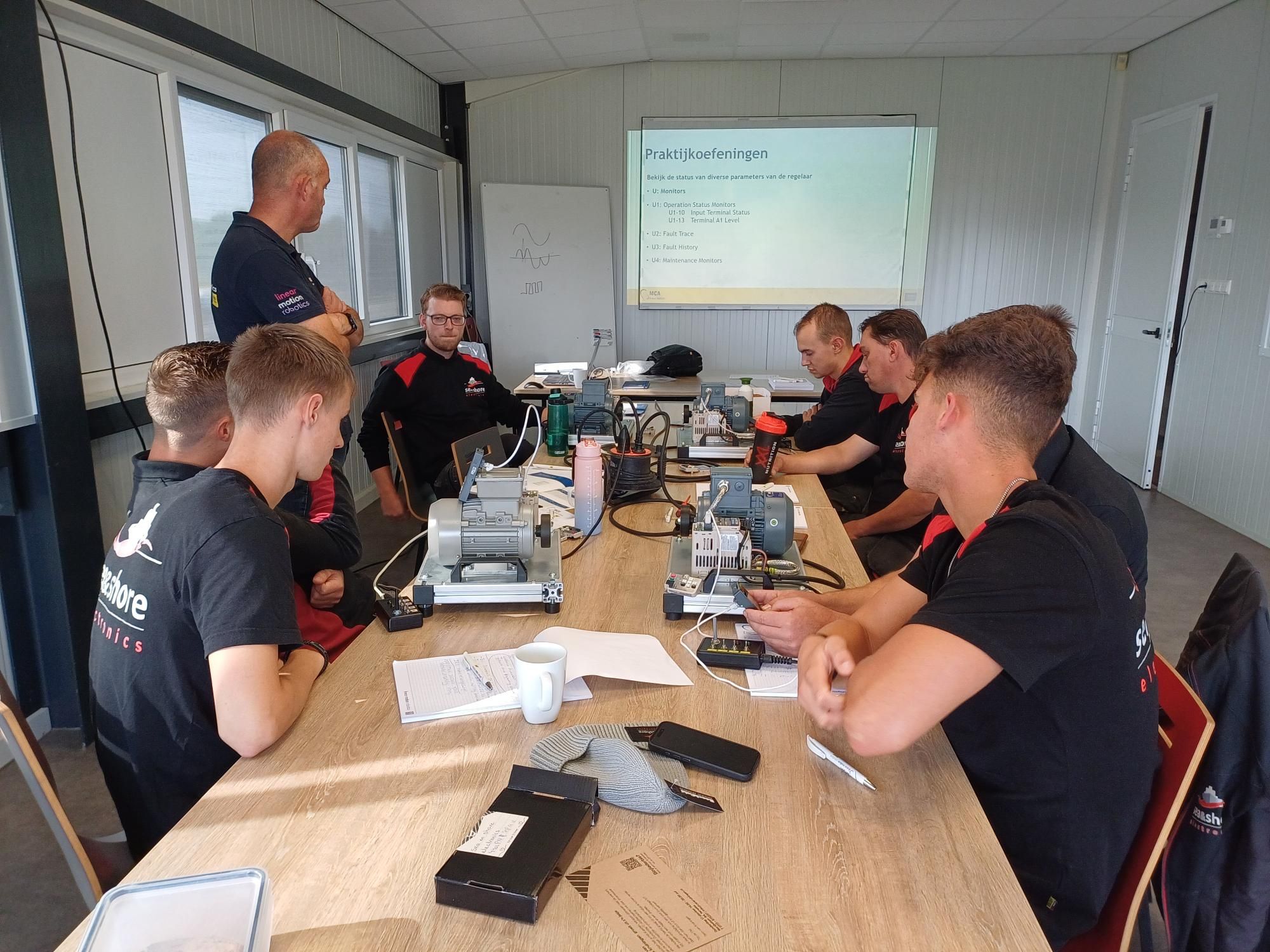 Wilt u zelf de efficiëntie en prestaties van uw machines verbeteren maar heeft u nog niet alle kennis in huis? Volg dan onze praktijkgerichte (basis)training over de frequentieregelaars van Yaskawa. Deze regelaars zorgen voor een optimale en energiezuinige werking en bieden een naadloze aansturing voor diverse motoren.