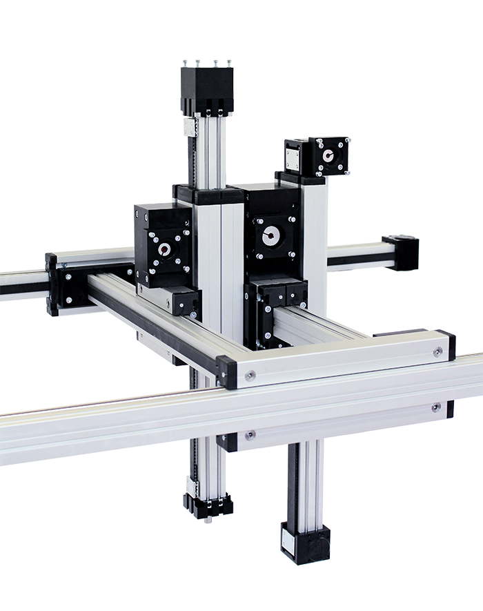 Een gantry systeem is in essentie een robotarm die zich in drie dimensies kan bewegen. De drie assen (X, Y en Z) staan loodrecht op elkaar en maken het mogelijk om een werkstuk of gereedschap naar elke gewenste positie binnen het werkgebied te verplaatsen. Deze systemen worden vaak gebruikt voor taken zoals pick and place, 3D printen, lasersnijden en inspectie.